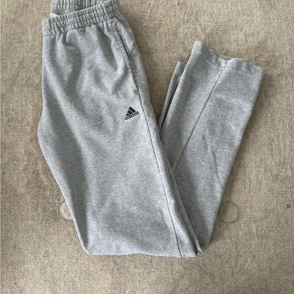 Adidas grey straight leg sweatpants
size small, fits like x-small